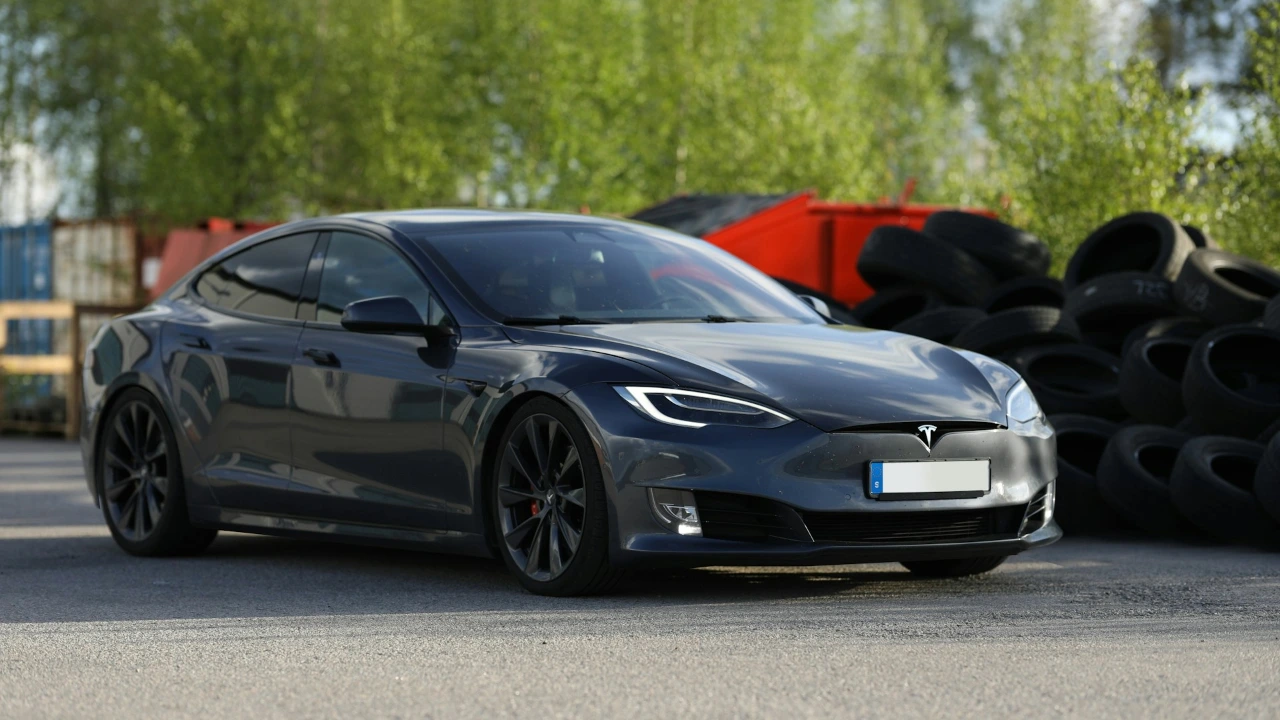 Cette Tesla Model S a dépassé les 400 000 km sans changer de batterie… Comment fait-elle ? Découvrez son secret qui intrigue les experts !