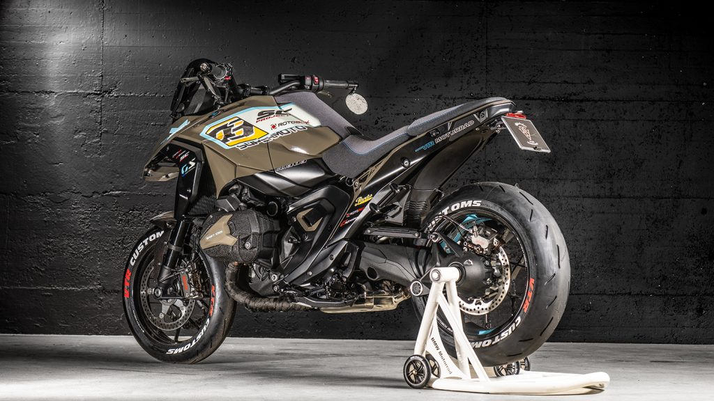 1743148701 207 BMW R 1300 GS Transformation Supermoto Radicale par un Atelier
