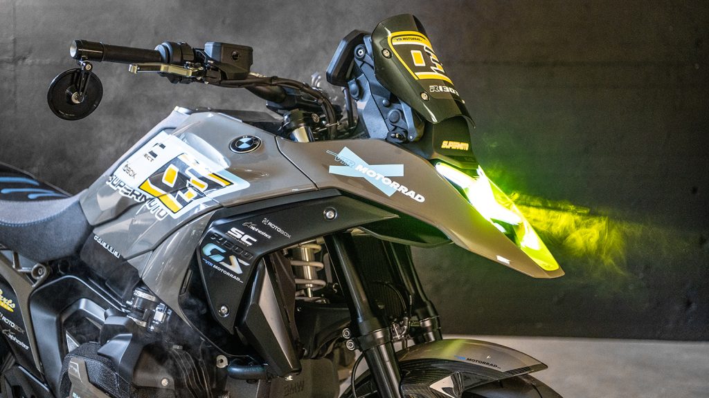 1743148701 284 BMW R 1300 GS Transformation Supermoto Radicale par un Atelier