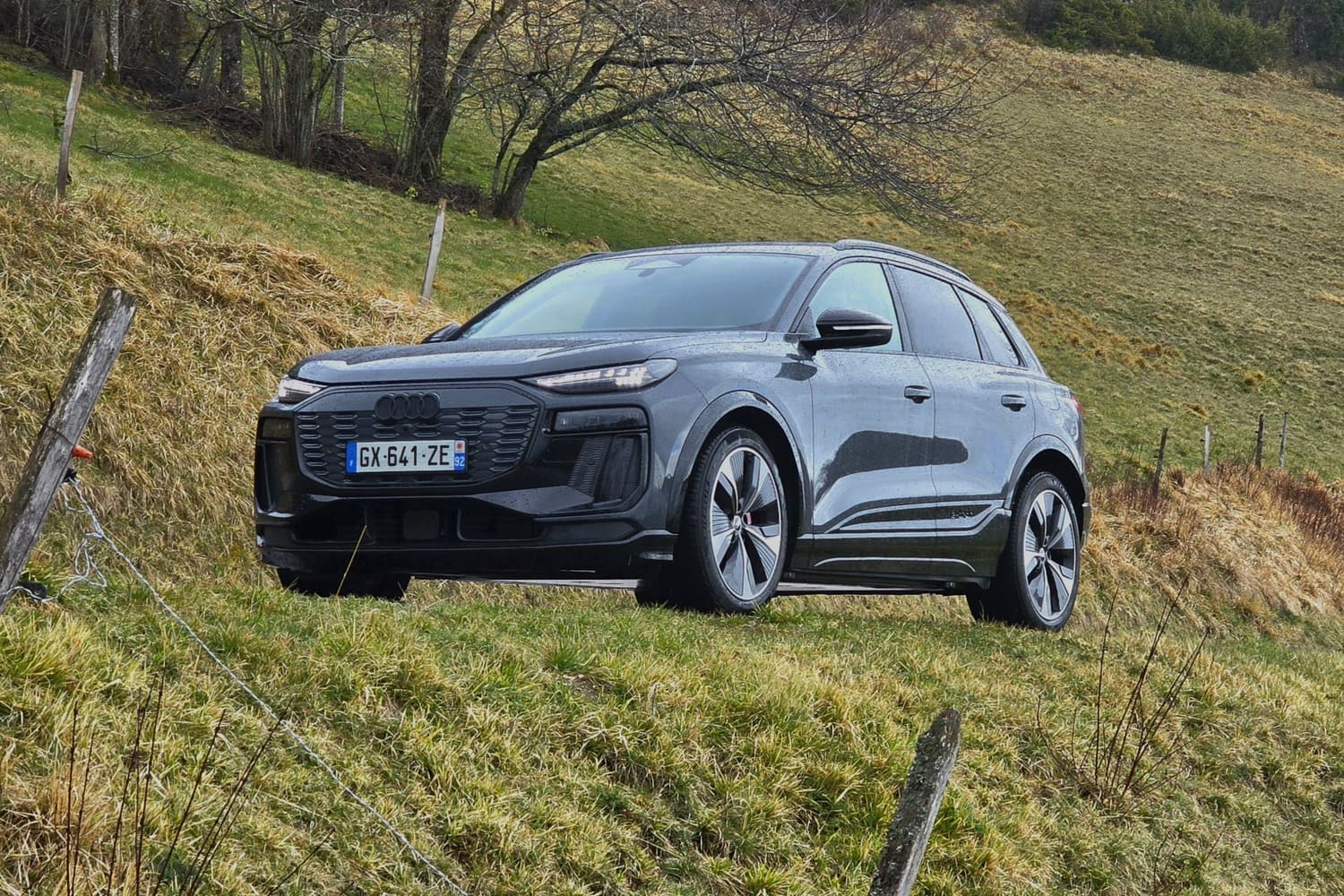 Audi Q6 e-tron 2024 : premier essai du SUV électrique cousin du Macan Audi Q6 e tron bas