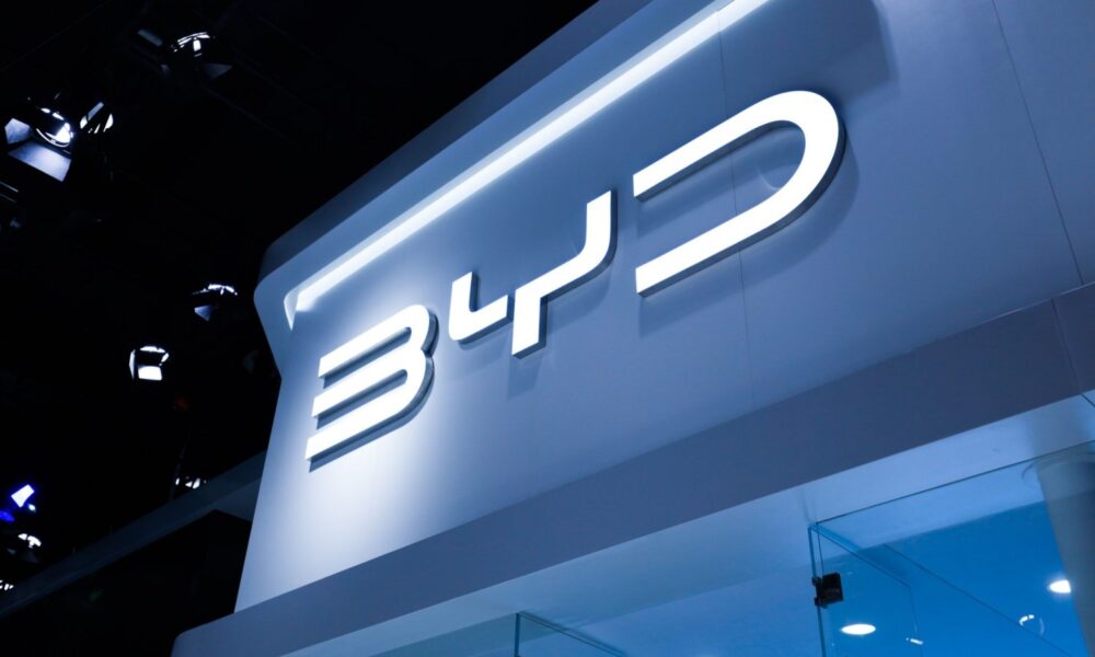 BYD, géant chinois de l'électrique, dépasse Tesla et prend la tête du marché