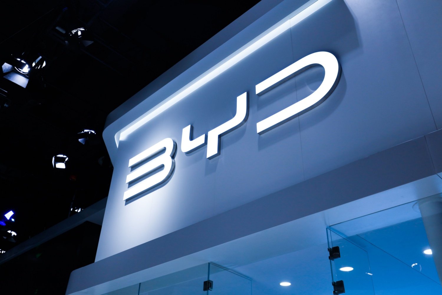 BYD, géant chinois de l'électrique, dépasse Tesla et prend la tête du marché BYD, géant chinois de l'électrique, dépasse Tesla et prend la tête du marché