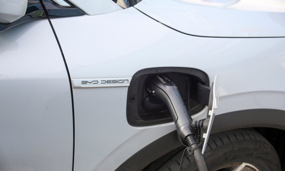 Recharger une voiture électrique : plus rapide qu'un plein d'essence