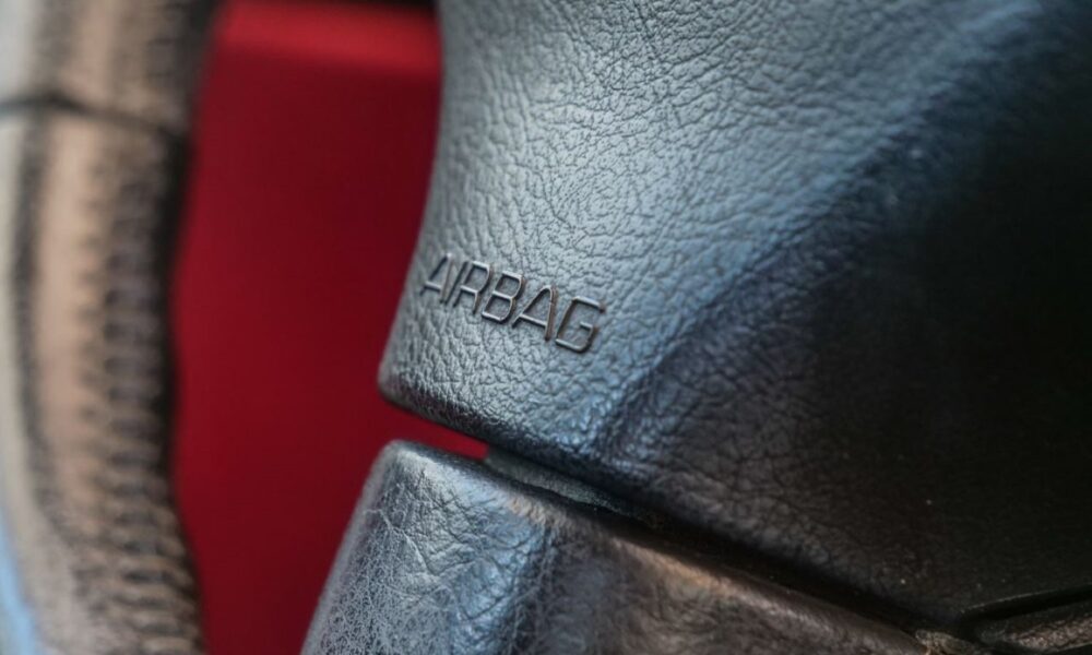 Interdiction en France: milliers de voitures Toyota et Mercedes aux airbags Takata