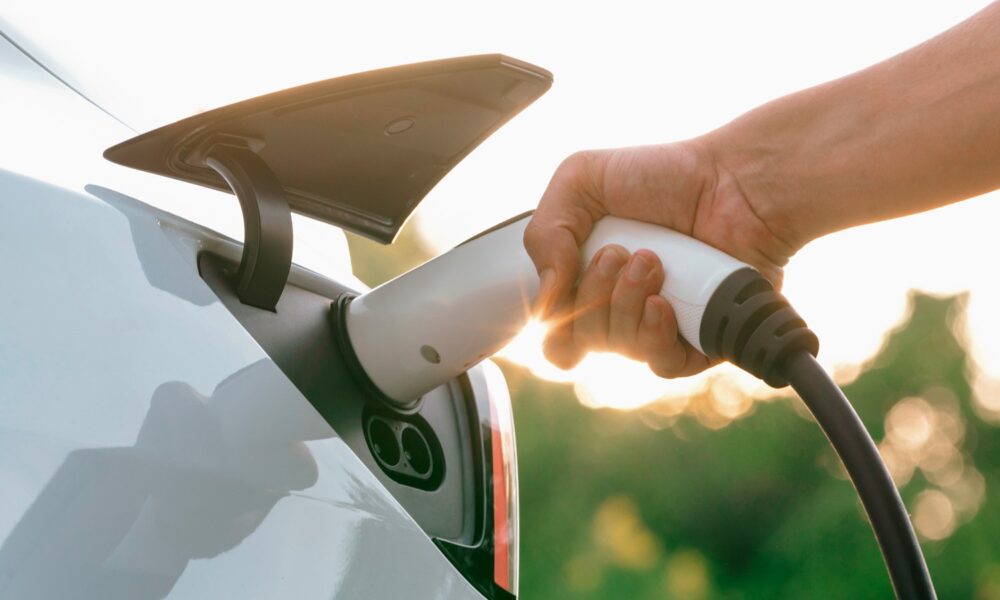 Radiations des voitures électriques : un danger potentiel pour la santé ?