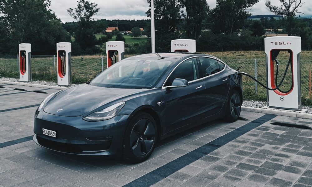 Recharge des Tesla : pourquoi ces véhicules fument parfois lors du processus