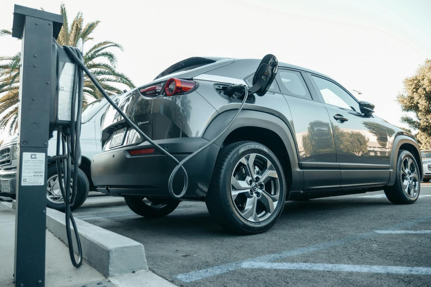 Stabilité fragile des ventes de voitures électriques : un équilibre précaire Réécris le titre suivant en ne dépassant pas les 80 caractères mais qui ne peut pas faire moins de 50 caractères. Utilises les mots clés les plus important en premier. titre à réécrire :
Faut-il passer aux voitures électriques ? Les boomers et les plus jeunes ne sont pas du même avis
ne repond que le titre