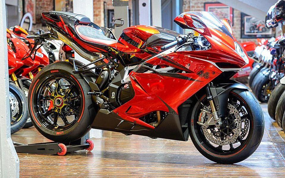 Hamilton impressionne Monaco à bord de sa rare MV Agusta F4 LH44 Hamilton impressionne Monaco à bord de sa rare MV Agusta F4 LH44