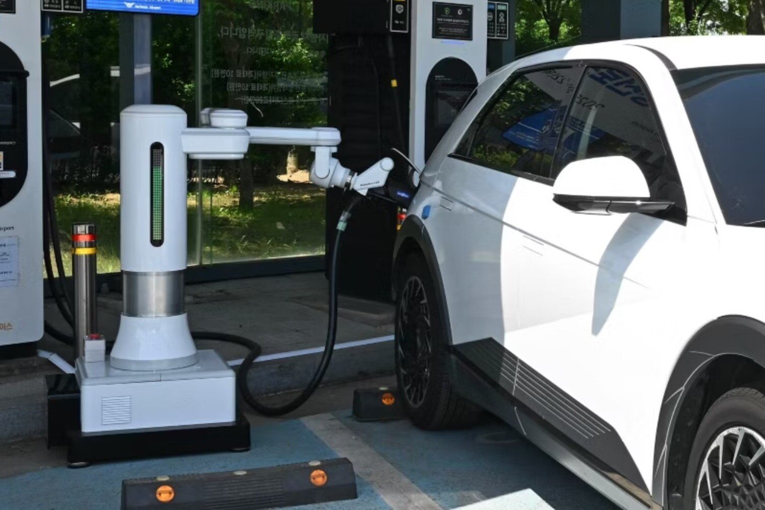 Hyundai: un robot autonome pour recharger les voitures électriques Hyundai: un robot autonome pour recharger les voitures électriques