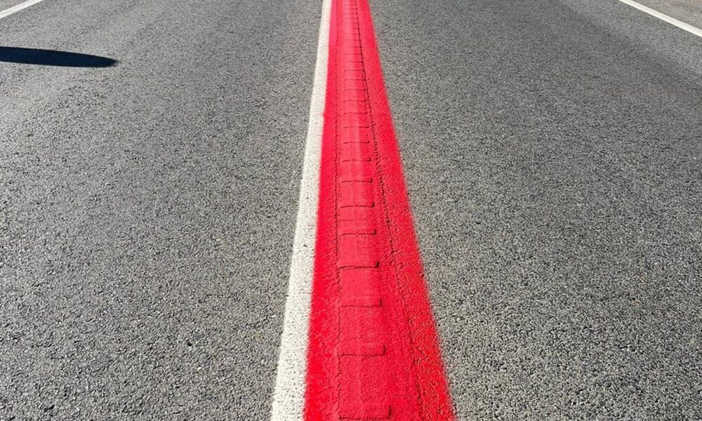 La ligne rouge sur nos routes : mystérieuse apparition expliquée