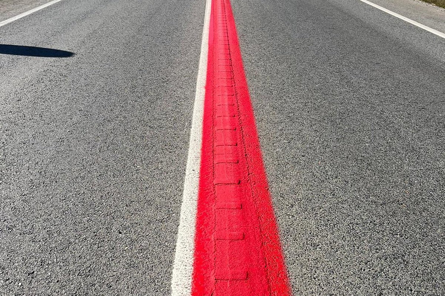 La ligne rouge sur nos routes : mystérieuse apparition expliquée La ligne rouge sur nos routes : mystérieuse apparition expliquée