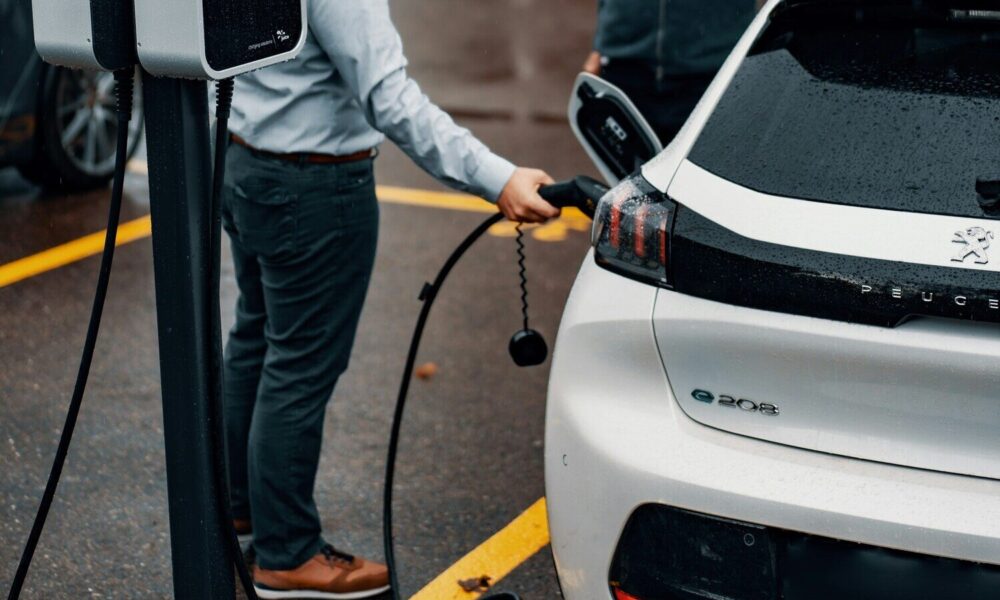 La voiture électrique : son avènement est-il aussi inévitable qu'annoncé ?
