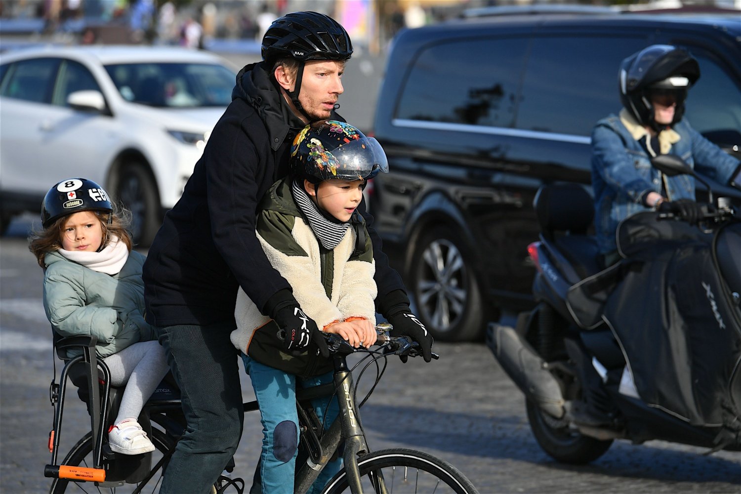 Paris: Ville sécurisée pour enfants grâce à son réseau de pistes cyclables Paris: Ville sécurisée pour enfants grâce à son réseau de pistes cyclables
