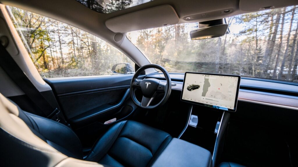 "Premiers robotaxis Tesla sans conducteur" : une révolution imminente