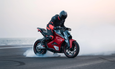 Repenser les Longs Trajets : Voyager en Moto Électrique