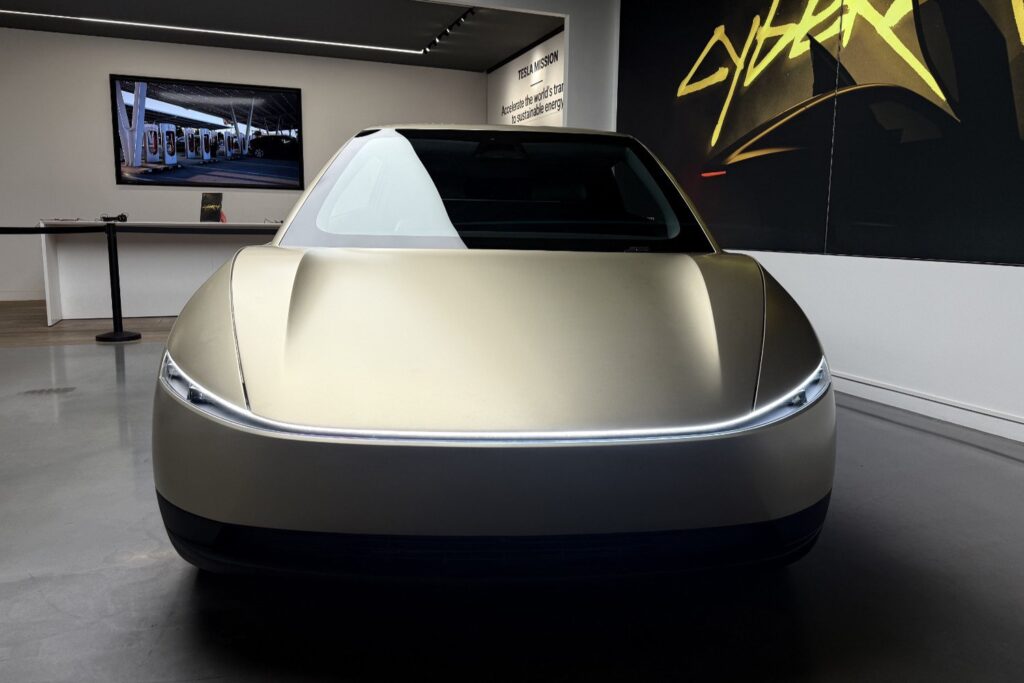 Tesla frappé d'interdiction d'utilisation de deux marques: un coup dur