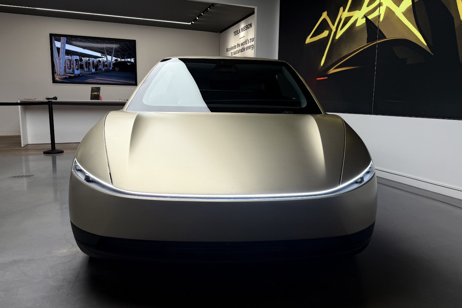 Tesla frappé d'interdiction d'utilisation de deux marques: un coup dur Tesla frappé d'interdiction d'utilisation de deux marques: un coup dur