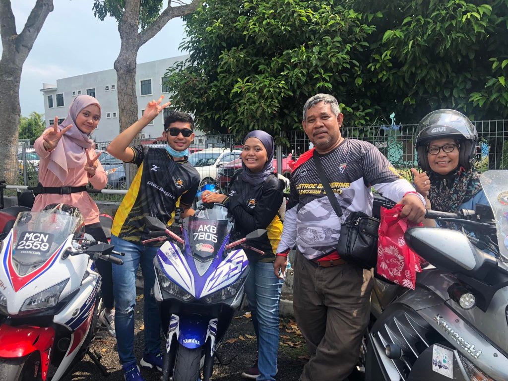 Photo de la famille en motos