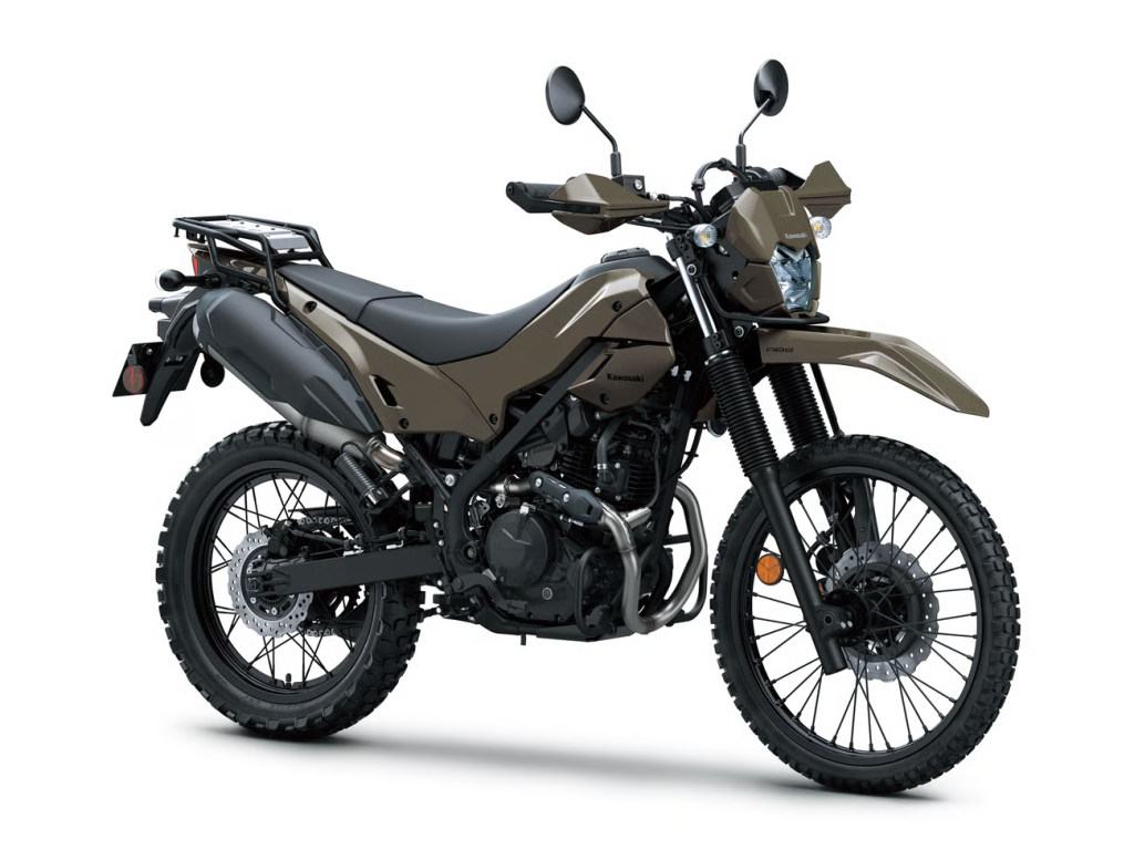 Les nouvelles KLX230 Sherpa S et DF de Kawasaki, des trails polyvalents associant utilité quotidienne et performances tout-terrain.