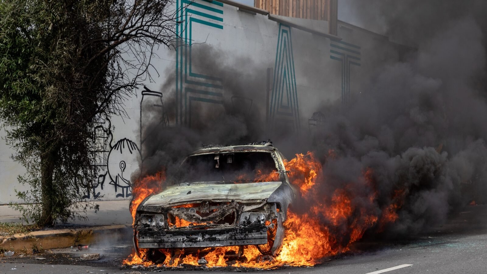Attaques contre les robotaxis Waymo à LA : la vérité derrière les incendies