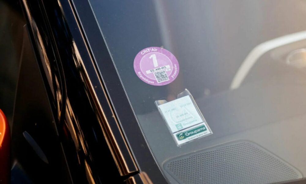 Auto : vignettes obligatoires à coller sur votre pare-brise - Réglementation
