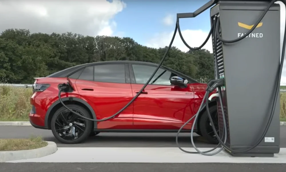 une borne de recharge à proximité qui est accessible facilement