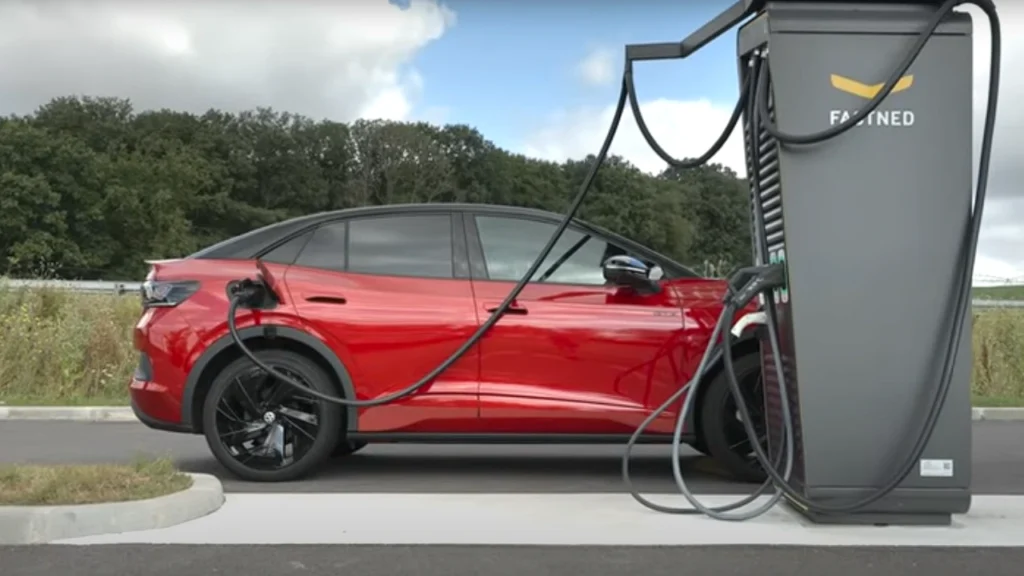 une borne de recharge à proximité qui est accessible facilement