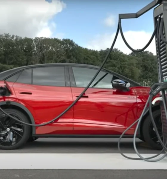 une borne de recharge à proximité qui est accessible facilement