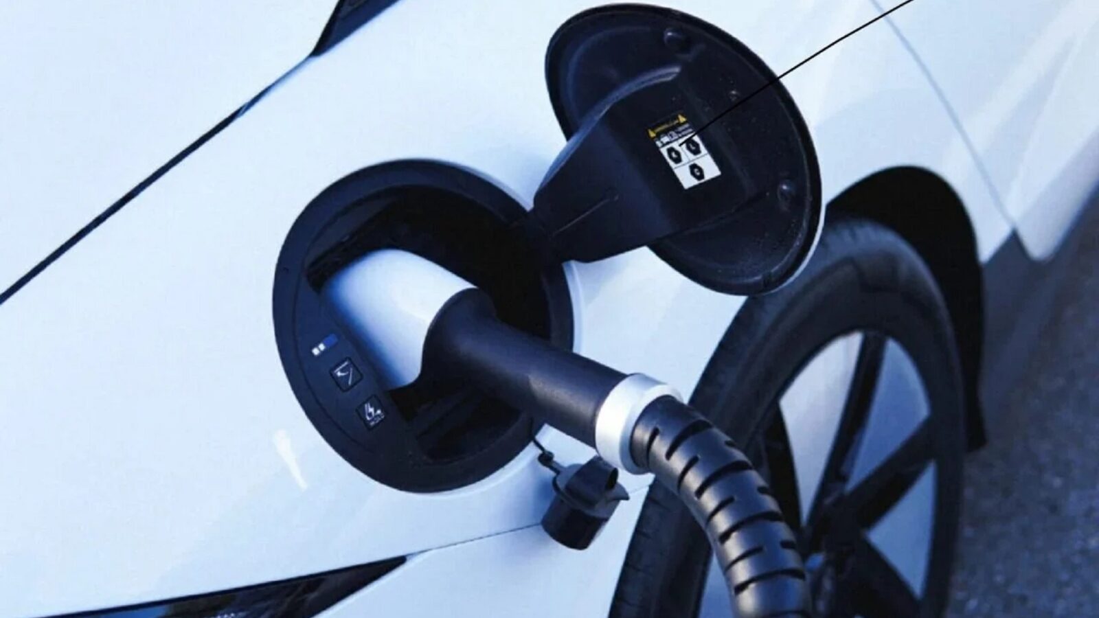 Les Français préfèrent l'achat de voitures thermiques pour une raison surprenante