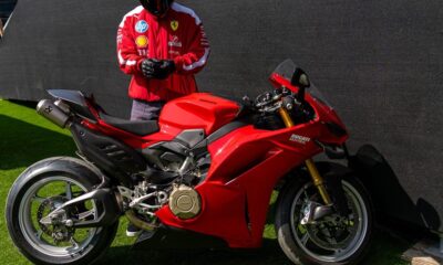 Lewis Hamilton arrive au GP du Canada sur une Ducati Panigale V4 S