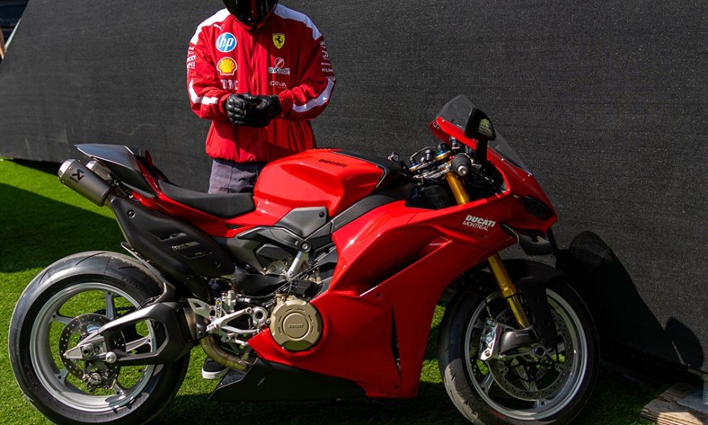 Lewis Hamilton arrive au GP du Canada sur une Ducati Panigale V4 S Lewis Hamilton arrive au GP du Canada sur une Ducati Panigale V4 S