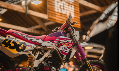 Royal Enfield présente ses motos customisées folles à Wheels & Waves 2025