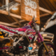 Royal Enfield présente ses motos customisées folles à Wheels & Waves 2025