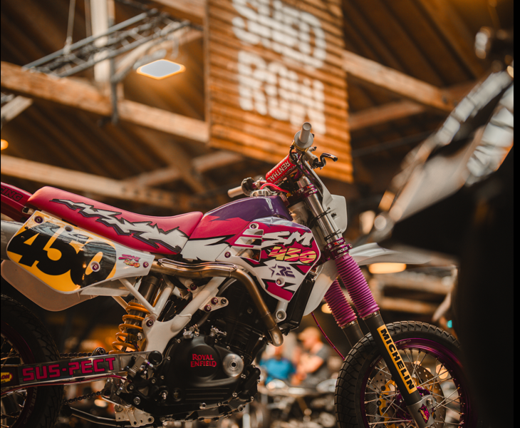 Royal Enfield présente ses motos customisées folles à Wheels & Waves 2025