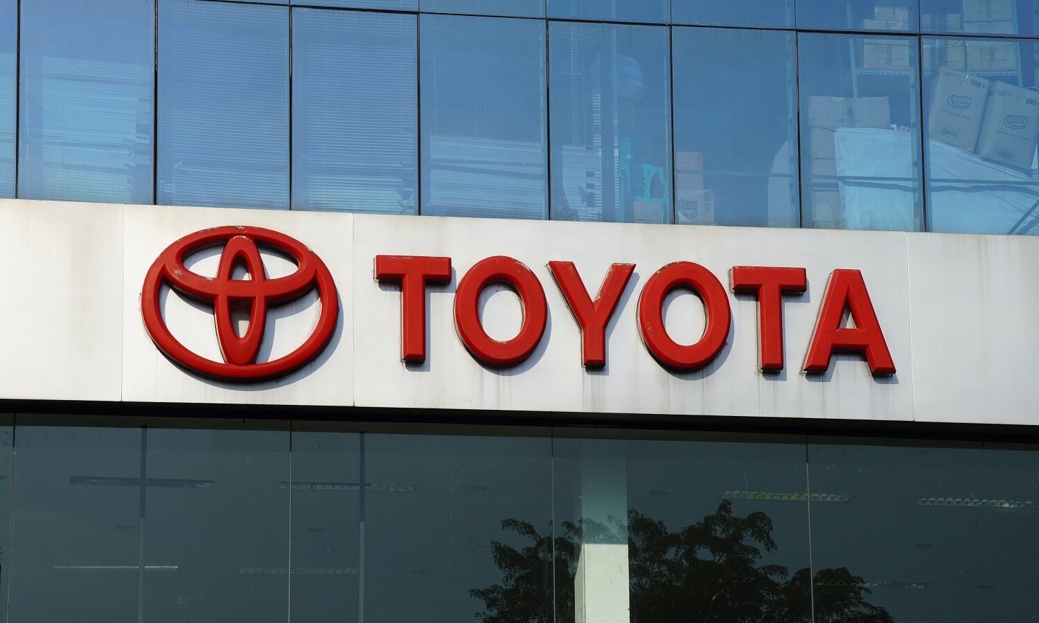 Toyota relance le débat : une voiture électrique polluerait plus que 3 hybrides Toyota relance le débat : une voiture électrique polluerait plus que 3 hybrides