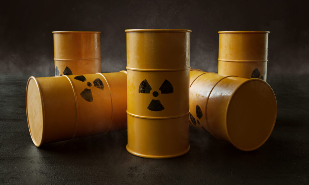 200 000 fûts radioactifs en mer : le scandale nucléaire oublié par la France