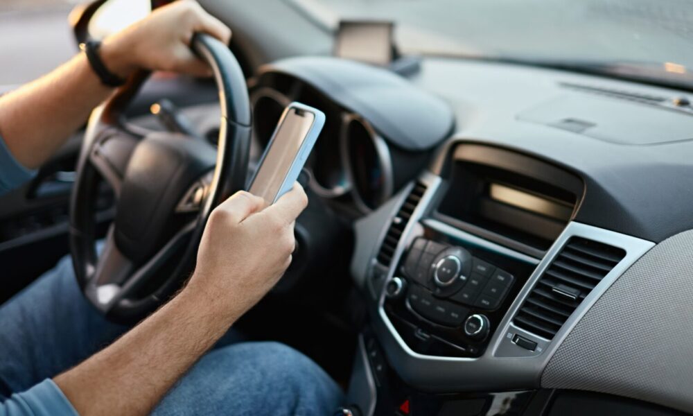 Réécris le titre suivant en ne dépassant pas les 80 caractères mais qui ne peut pas faire moins de 50 caractères. Utilises les mots clés les plus important en premier. titre à réécrire  :
Un constat qui fait froid dans le dos : les notifications doublent le risque d’accidents de la route
ne repond que le titre
