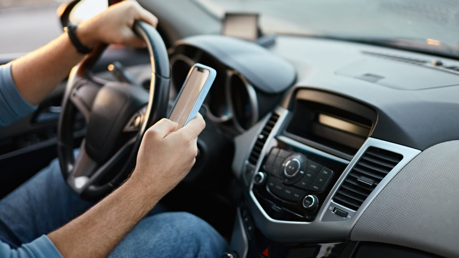 Les notifications doublent le risque d'accidents routiers : constat alarmant Réécris le titre suivant en ne dépassant pas les 80 caractères mais qui ne peut pas faire moins de 50 caractères. Utilises les mots clés les plus important en premier. titre à réécrire :
Un constat qui fait froid dans le dos : les notifications doublent le risque d’accidents de la route
ne repond que le titre