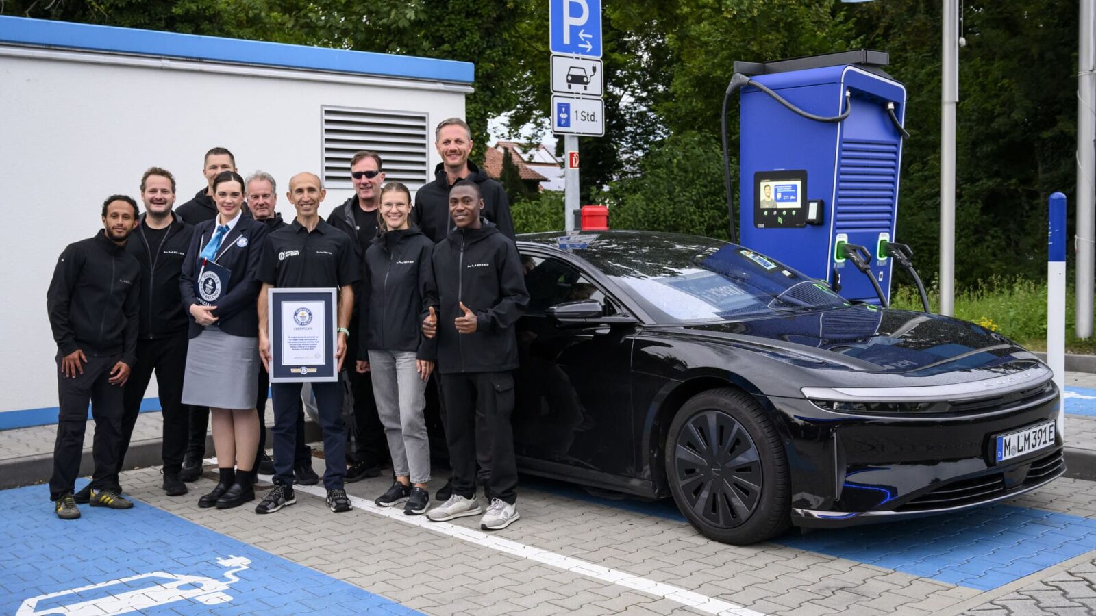 Record mondial : une voiture électrique non-Tesla roule 1 205 km sur une charge Réécris le titre suivant en ne dépassant pas les 80 caractères mais qui ne peut pas faire moins de 50 caractères. Utilises les mots clés les plus important en premier. titre à réécrire :
Un record du monde : cette voiture électrique a roulé sur 1 205 km en une seule recharge (et ce n’est pas une Tesla)
ne repond que le titre