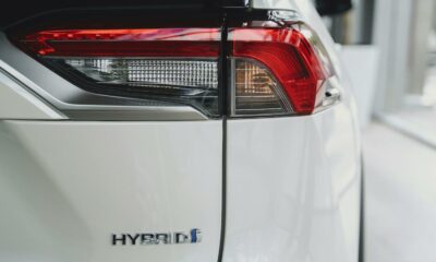 Réécris le titre suivant en ne dépassant pas les 80 caractères mais qui ne peut pas faire moins de 50 caractères. Utilises les mots clés les plus important en premier. titre à réécrire  :
Pourquoi rouler en hybride est (presque) une arnaque climatique en 2025
ne repond que le titre