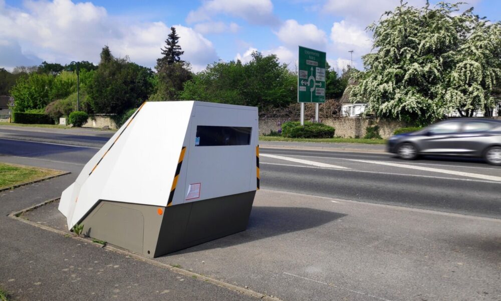 Réécris le titre suivant en ne dépassant pas les 80 caractères mais qui ne peut pas faire moins de 50 caractères. Utilises les mots clés les plus important en premier. titre à réécrire  :
Mécontents de l’installation d’un radar, ils le font exploser
ne repond que le titre
