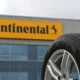 Pneu Continental monté sur jante devant le siège industriel de l'entreprise en Allemagne
