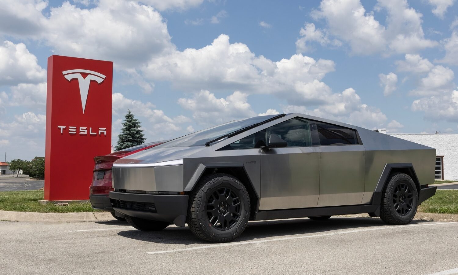 Le Cybertruck atomisé : le créateur de Tesla critique la 'benne à ordures'