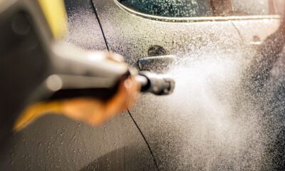 Les voitures électriques: peut-on être électrocuté en nettoyant un VE avec de l'eau?