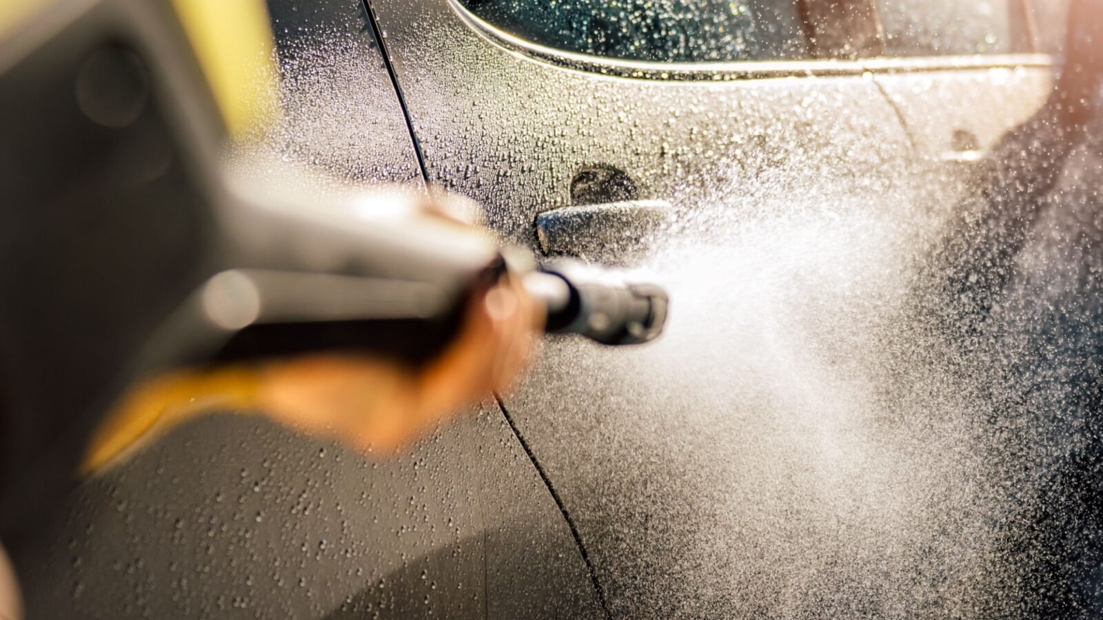 Les voitures électriques: peut-on être électrocuté en nettoyant un VE avec de l'eau?