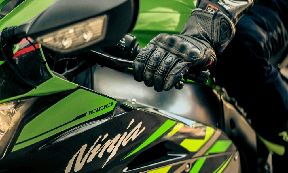 L'importance du port de gants pour la conduite de moto