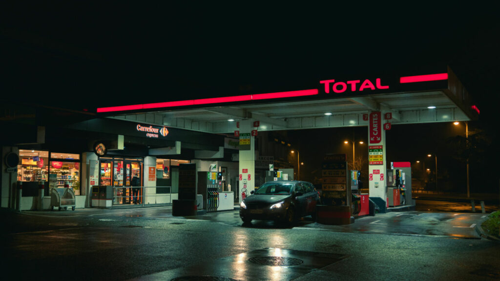 Total, malgré la crise, affiche confiance et investissements records