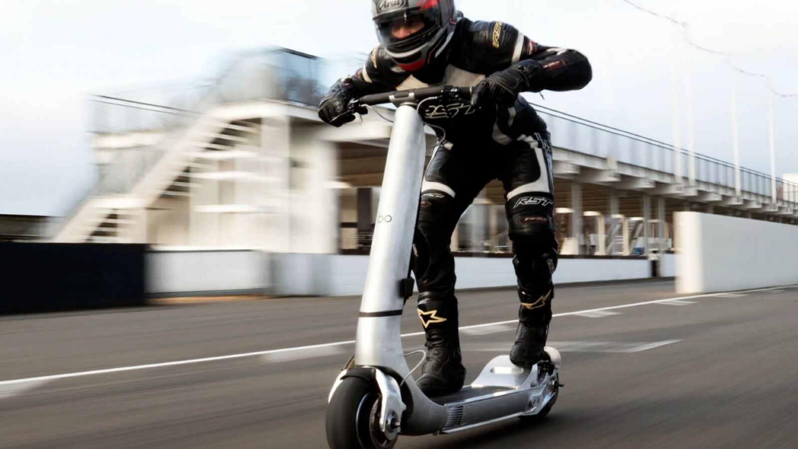 Trottinette électrique surpuissante : accélération supérieure à la Tesla Model 3