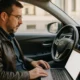 Uberzone : le forum incontournable des chauffeurs VTC en France un chauffeur VTC dans son véhicule qui se connecte sur le forum uberzone.fr