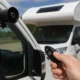Alarme sans fil installée sur un camping-car blanc avec télécommande